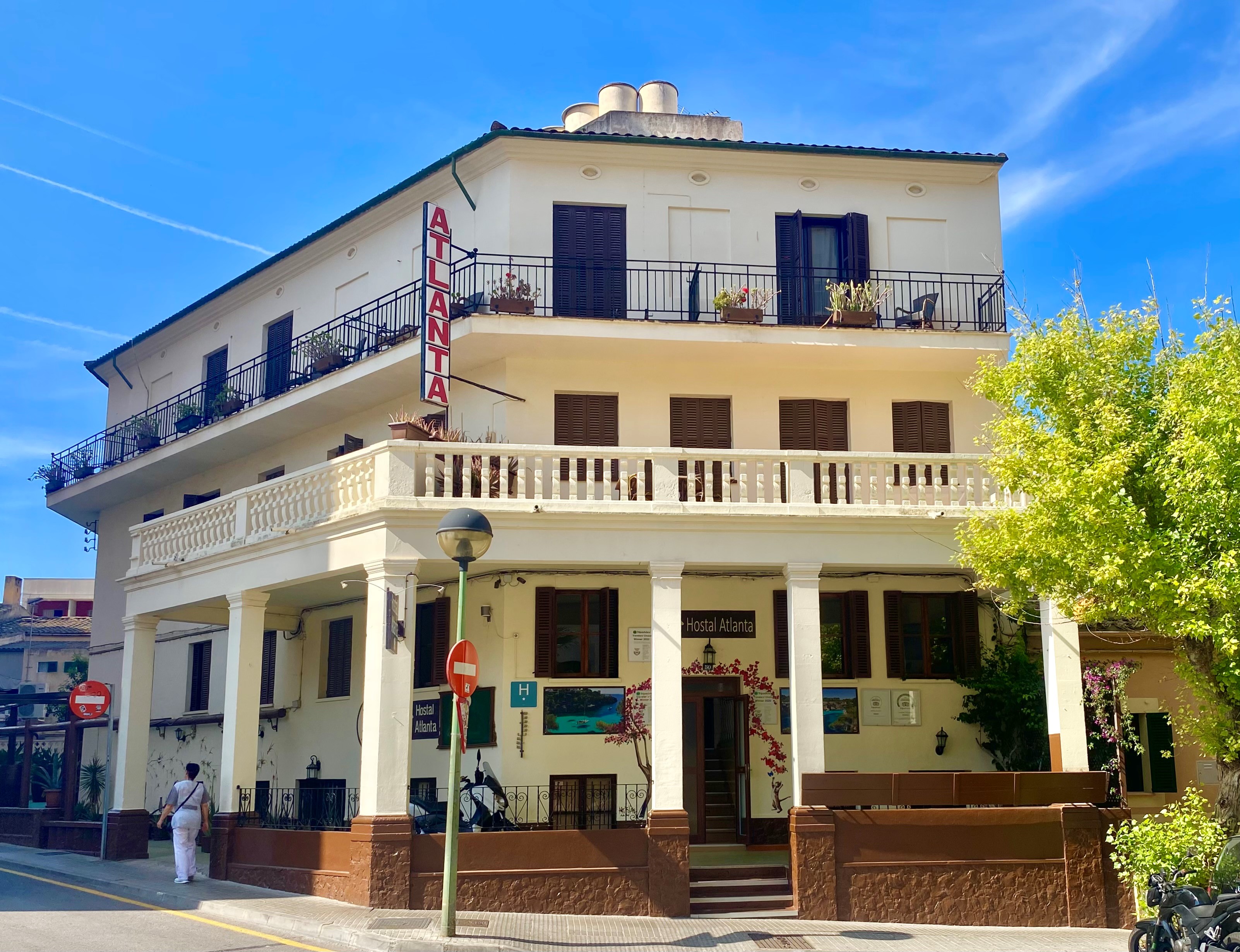 Hostal Atlanta entrance